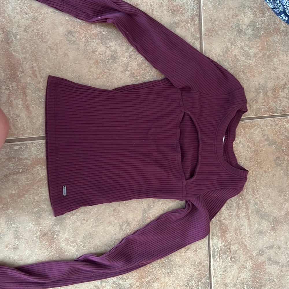 Long sleeve Hollister shirt super cute cut out on the front